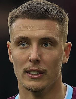 Эстев, Максим